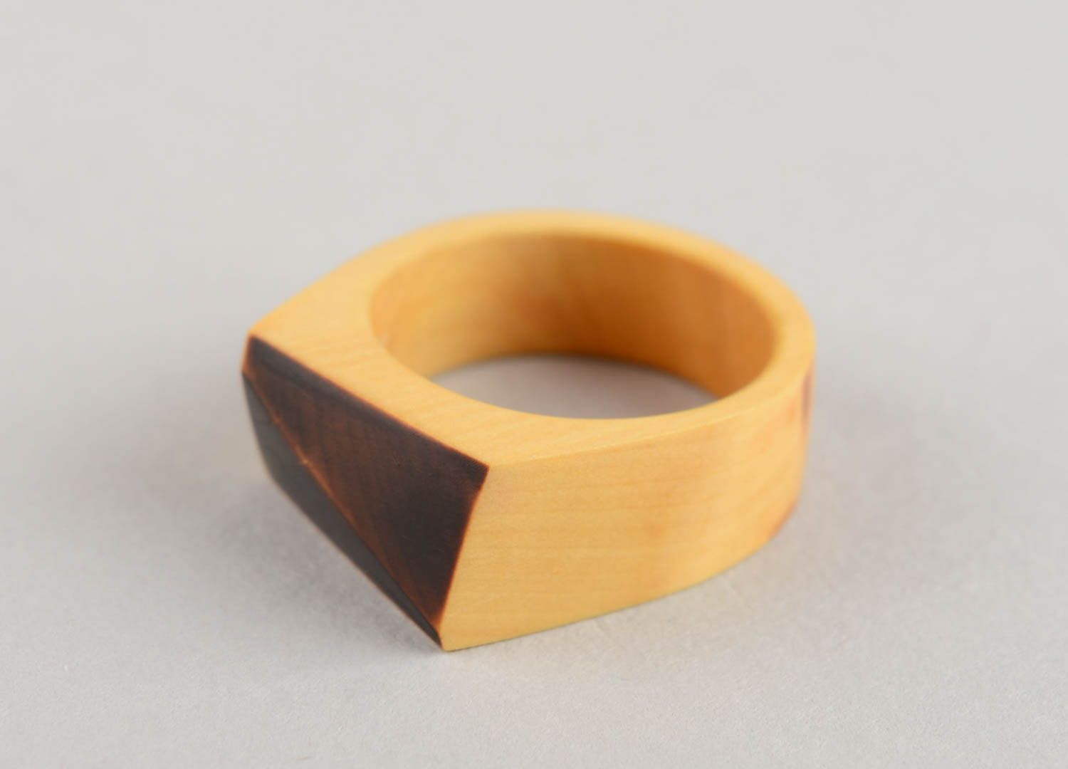 Авторское яркое необычное деревянное кольцо ручной работы для стильных людей фото 3