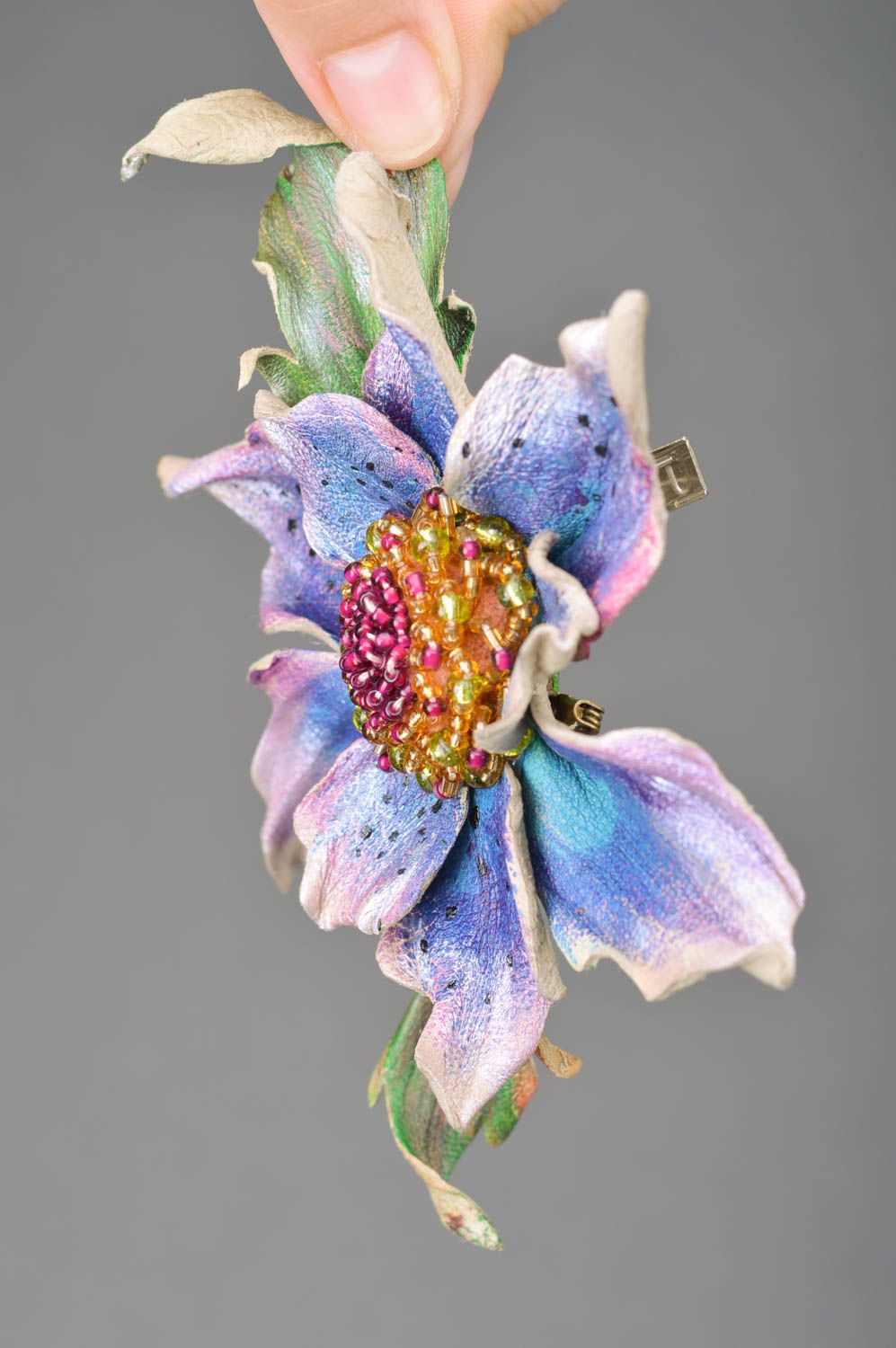 Broche-barrette en cuir faite main en forme de fleur de lys bijou pour femme photo 3