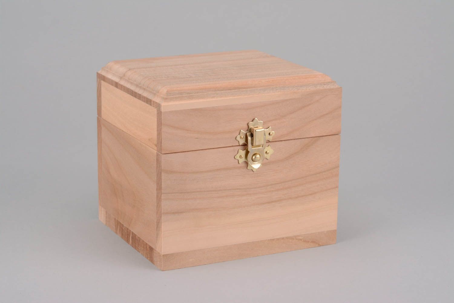 Caja de madera en blanco con cierre foto 1