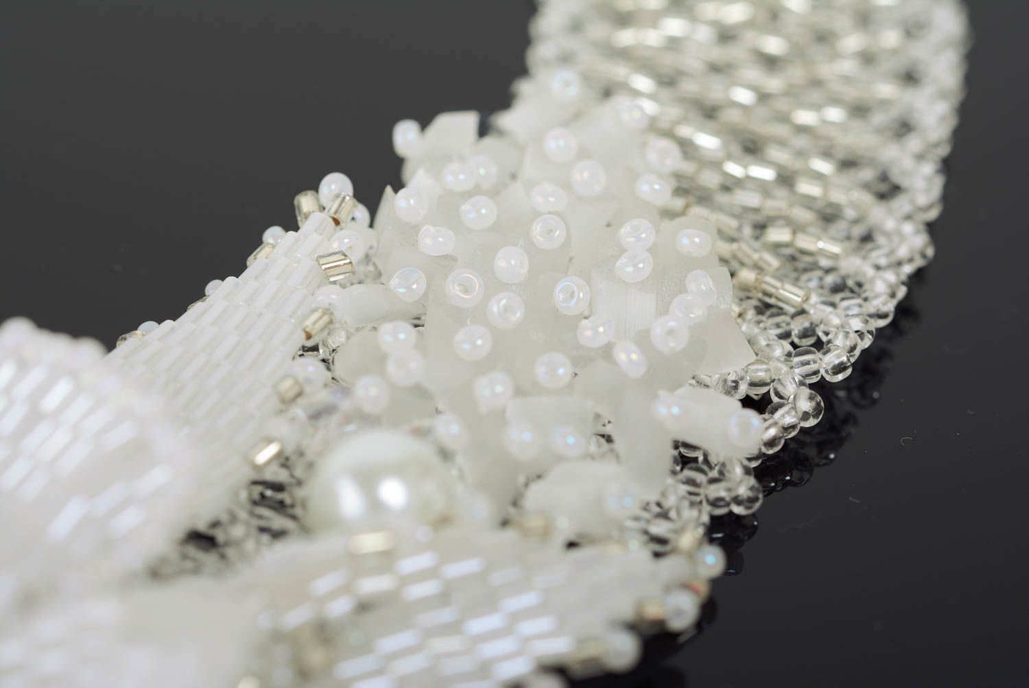 Collier blanc en perles de rocaille fait main large élégant original de soirée photo 5