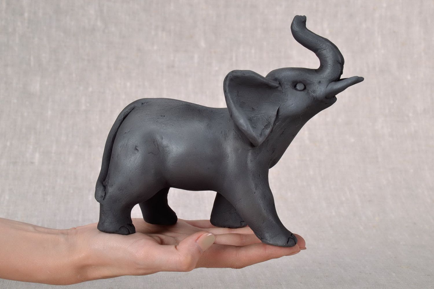 Estatueta de cerâmica em forma de um elefante foto 5