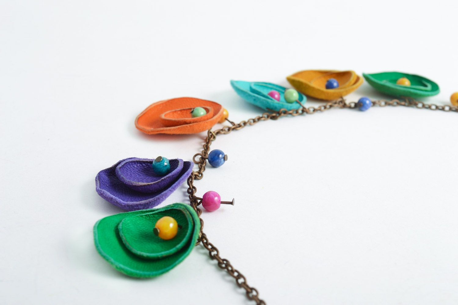 Красивое кожаное ожерелье с подвесками разноцветное с самоцветами ручной работы фото 4