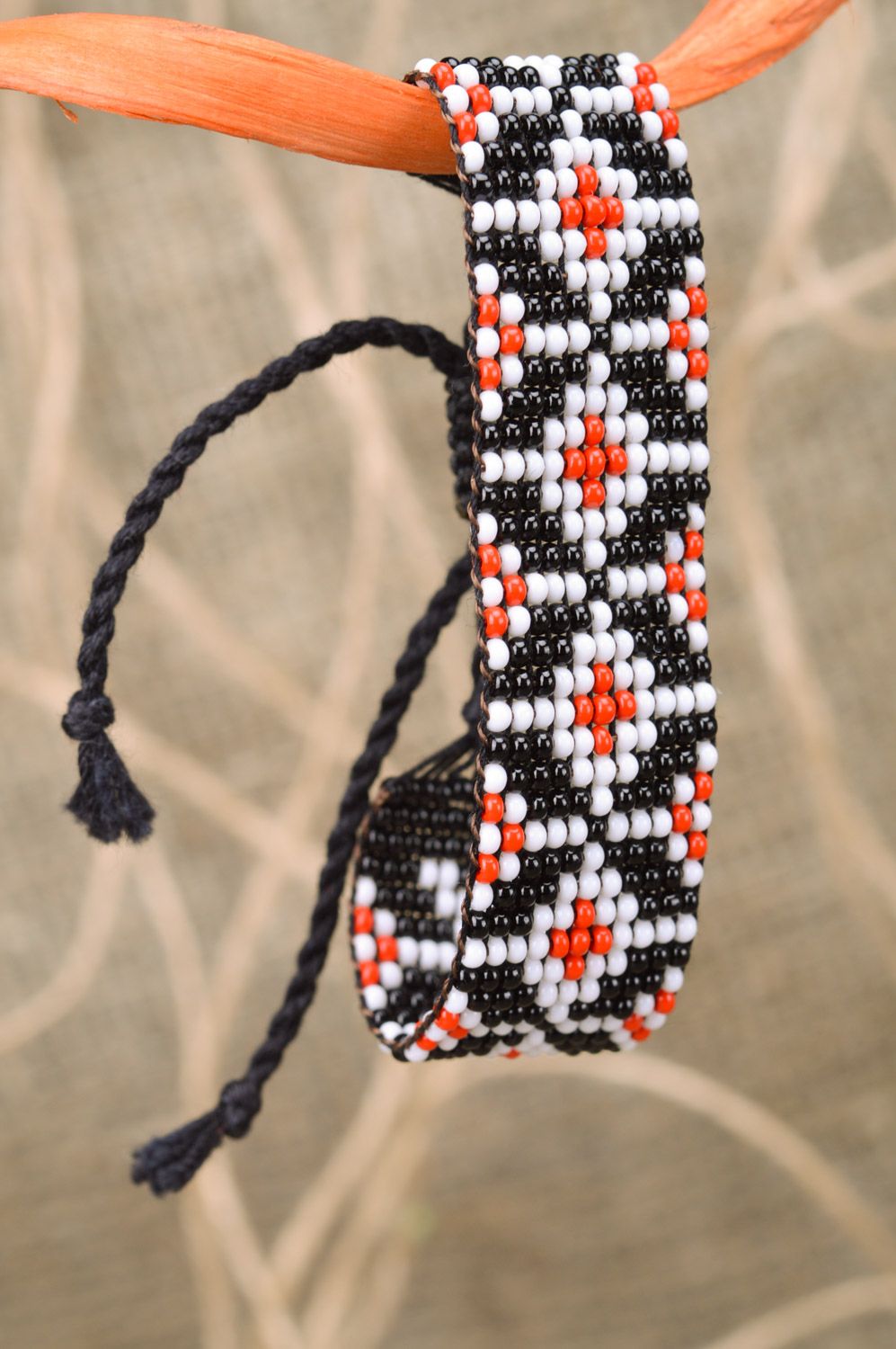 Плетеный браслет на руку из бисера ручной работы трехцветный в этно стиле унисекс фото 1