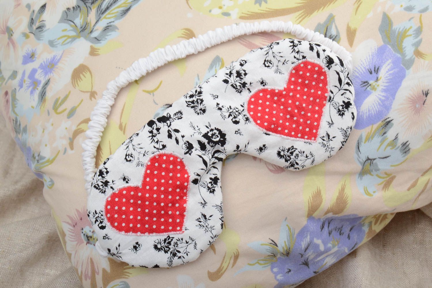 Handmade cotton fabric sleep mask with hearts print and elastic band photo 1