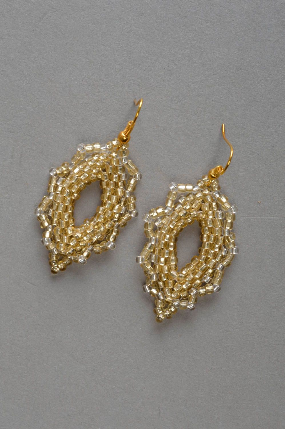 Boucles d'oreilles en perles de rocaille pendantes de couleur d'or faites main photo 2
