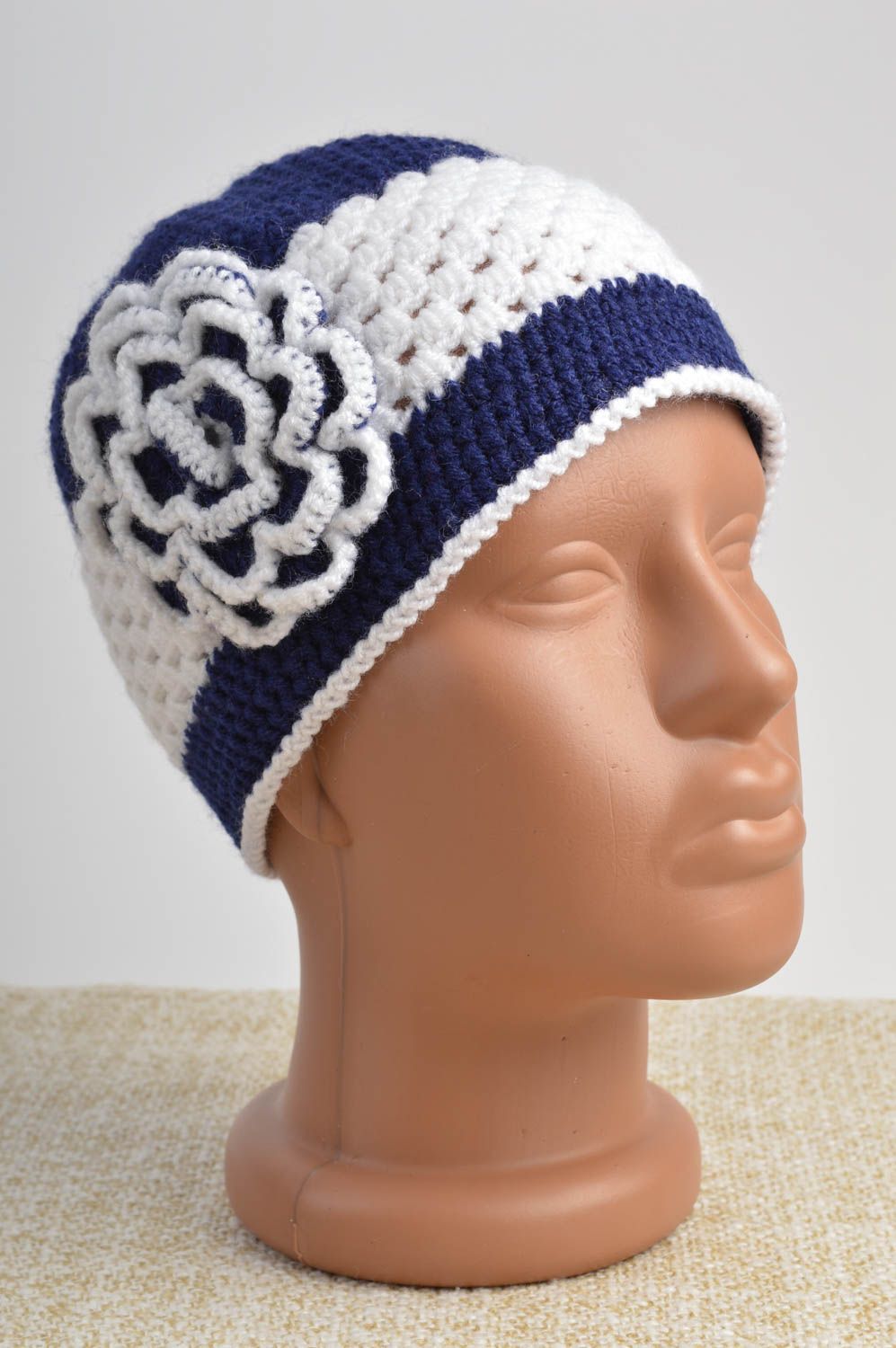 Bonnet tricot fait main Chapeau au crochet bleu blanc fleur Vêtement fille photo 2