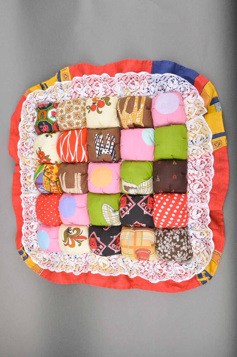 Чехол на подушку ручной работы из ткани авторский красивый с кружевом разноцветный фото 3