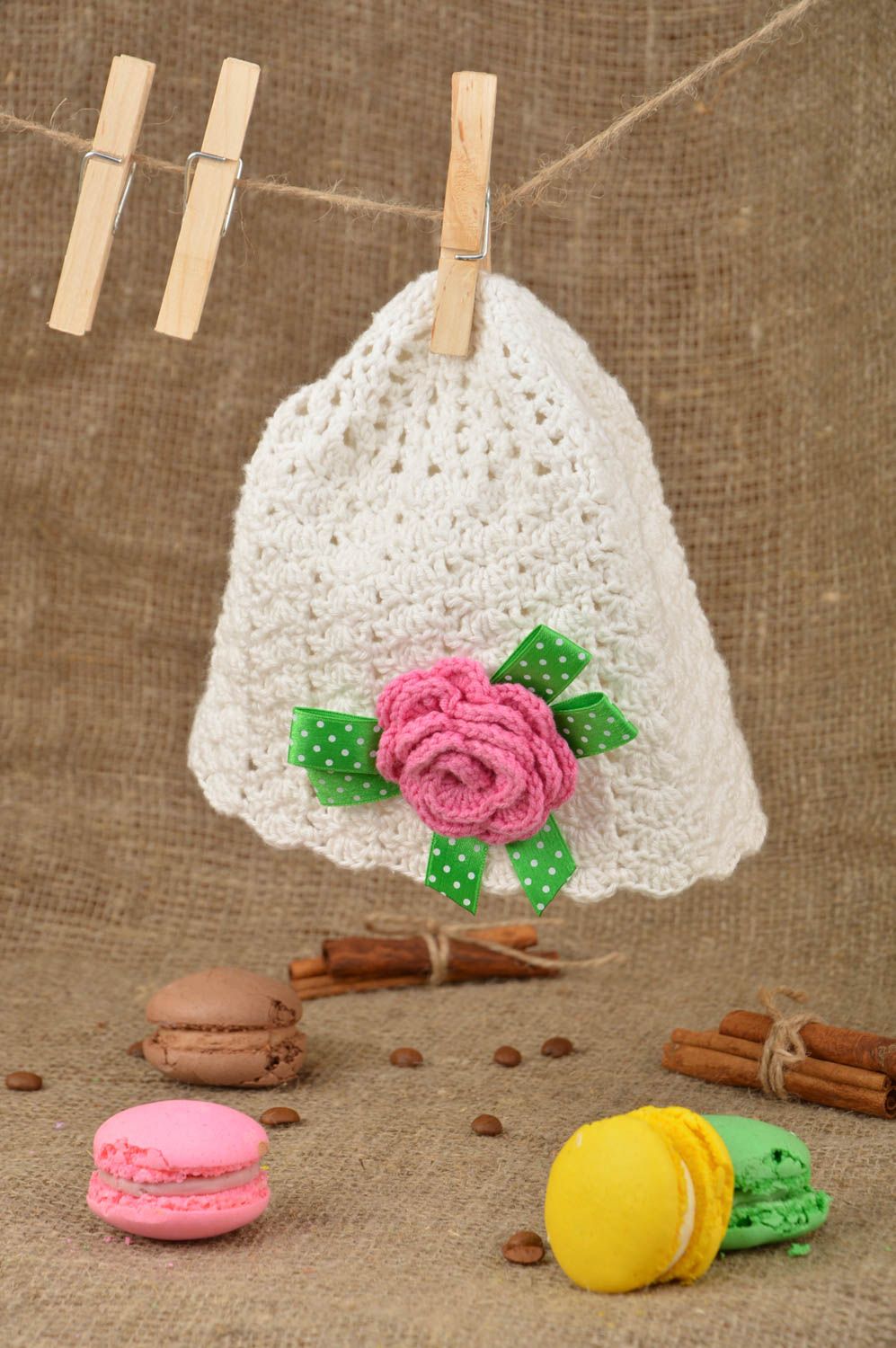 Bonnet pour fille fait main blanc avec fleur rose tricoté au crochet ajouré photo 1