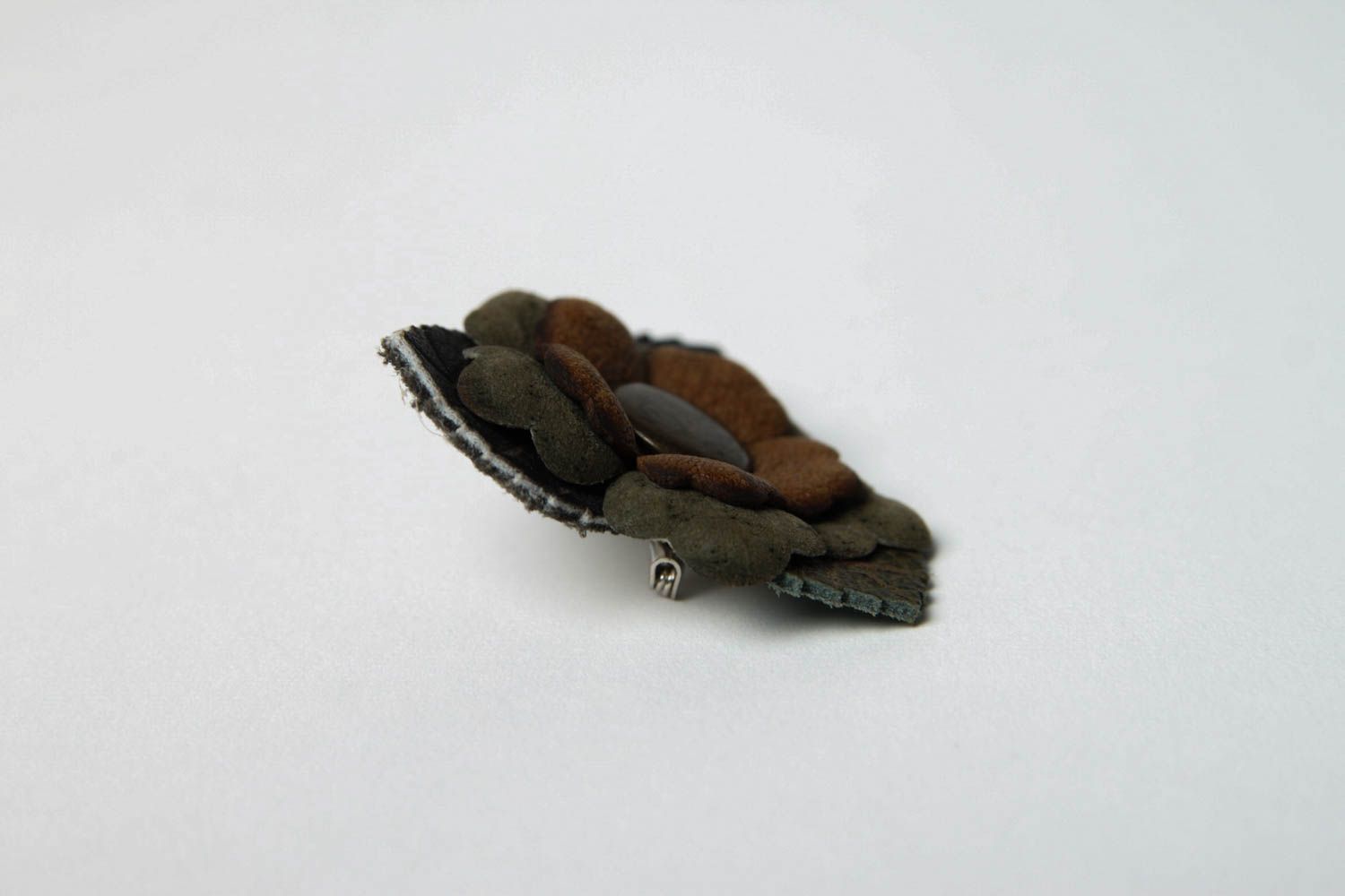 Broche fleur marron faite main en cuir design original Accessoire pour femme photo 4