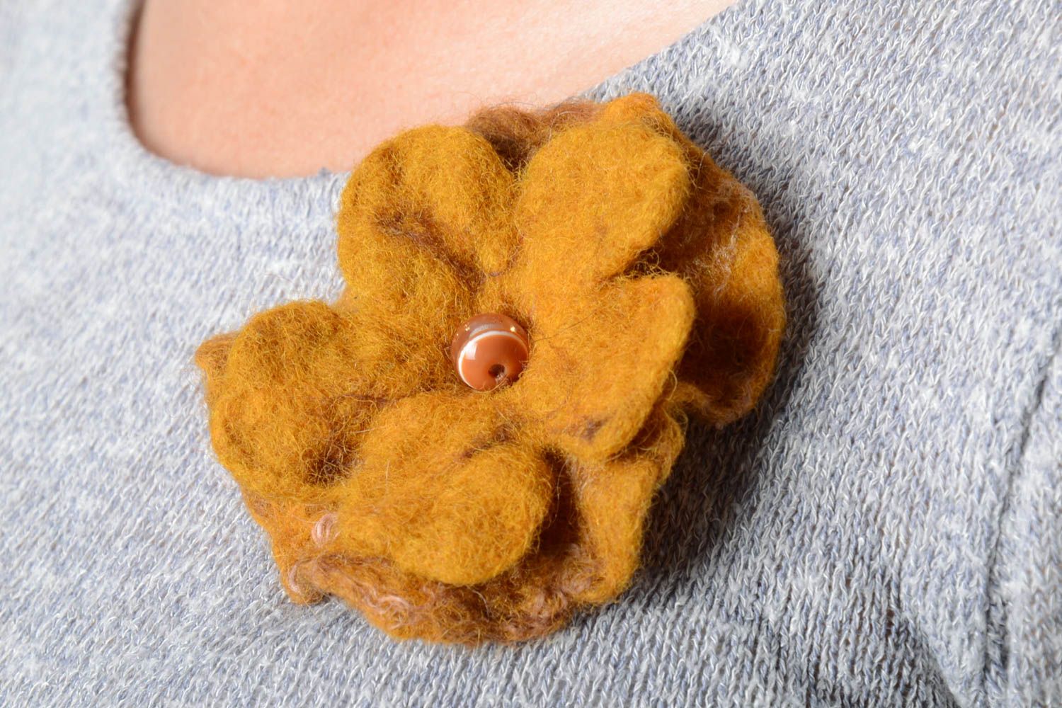 Handgemachter Schmuck Blume Brosche in Orange Accessoire für Frauen aus Wolle foto 2
