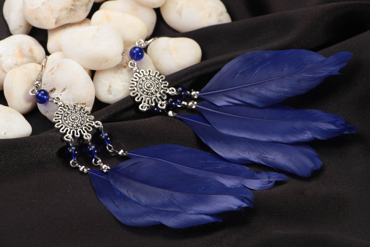 Boucles d'oreilles plumes bleues avec perles de verre longues faites main photo 1