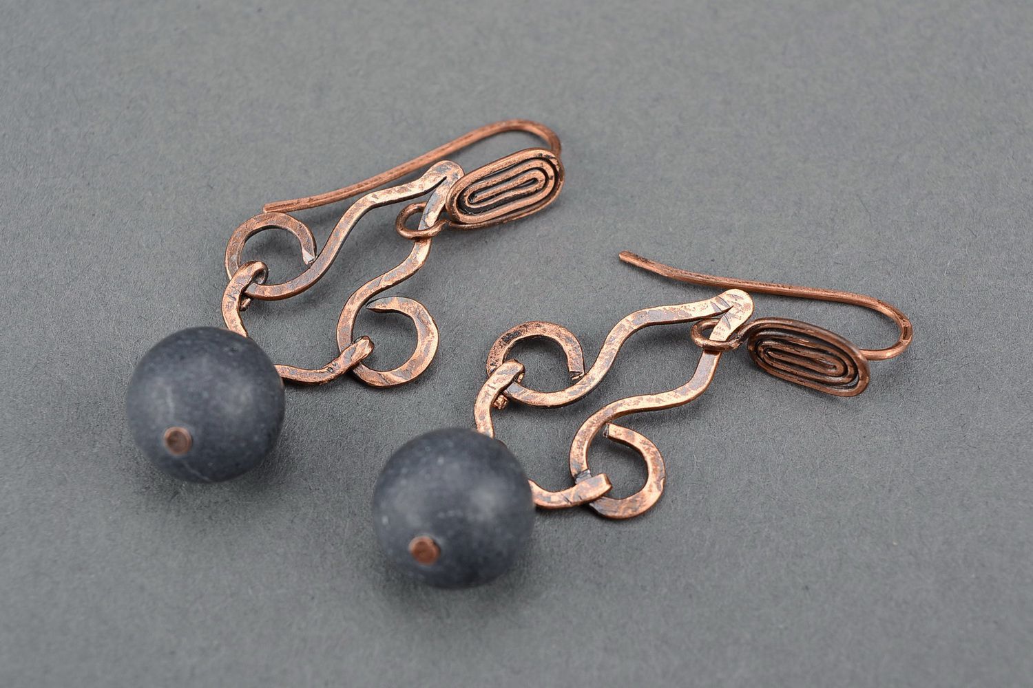 Boucles d'oreilles en fil de cuivre décoré de la shungite photo 1