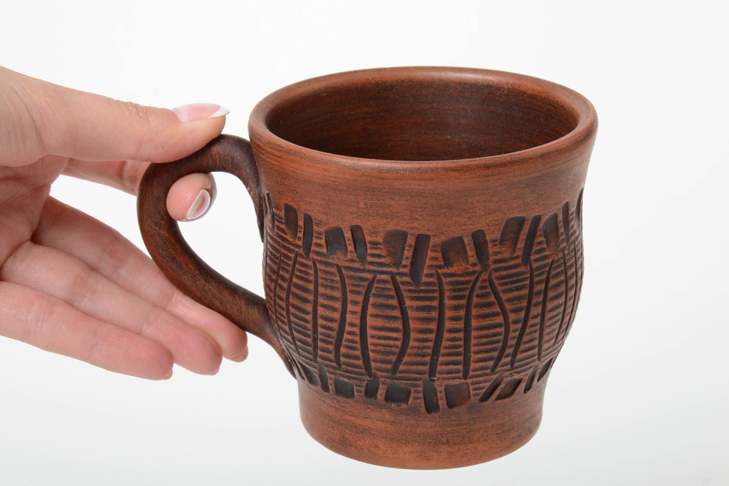Глиняная чашка коричневая с узорами с ручкой объемом 400 мл красивая хэндй мейд фото 4