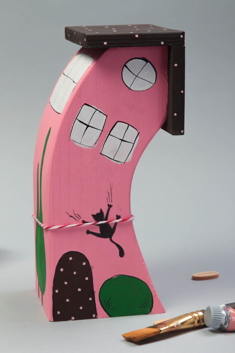 Оригинальный розовый домик для декора ручной работы расписанный красками фото 1