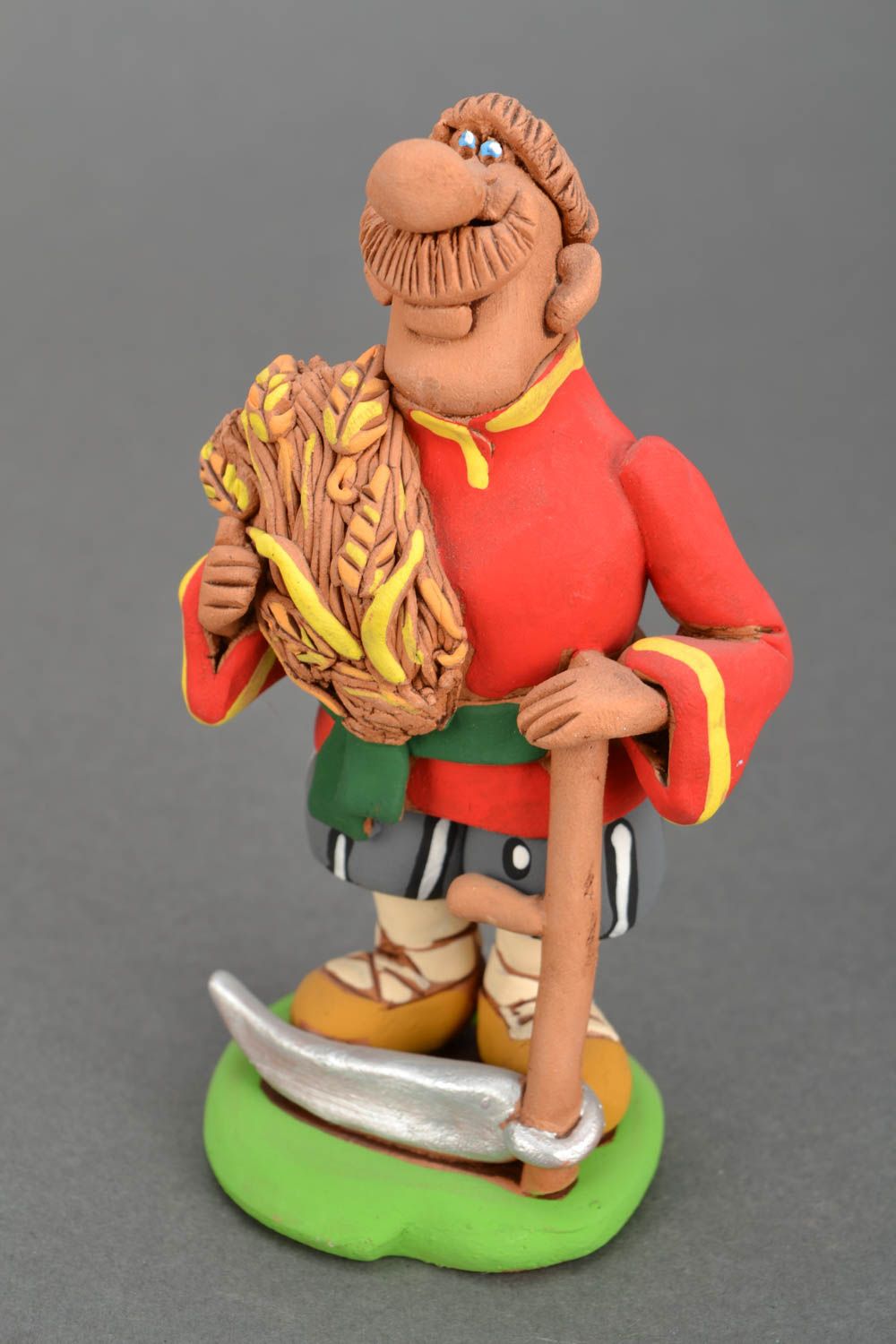 Handmade Figurine aus Ton Kosak mit Garbe und Sichte foto 3