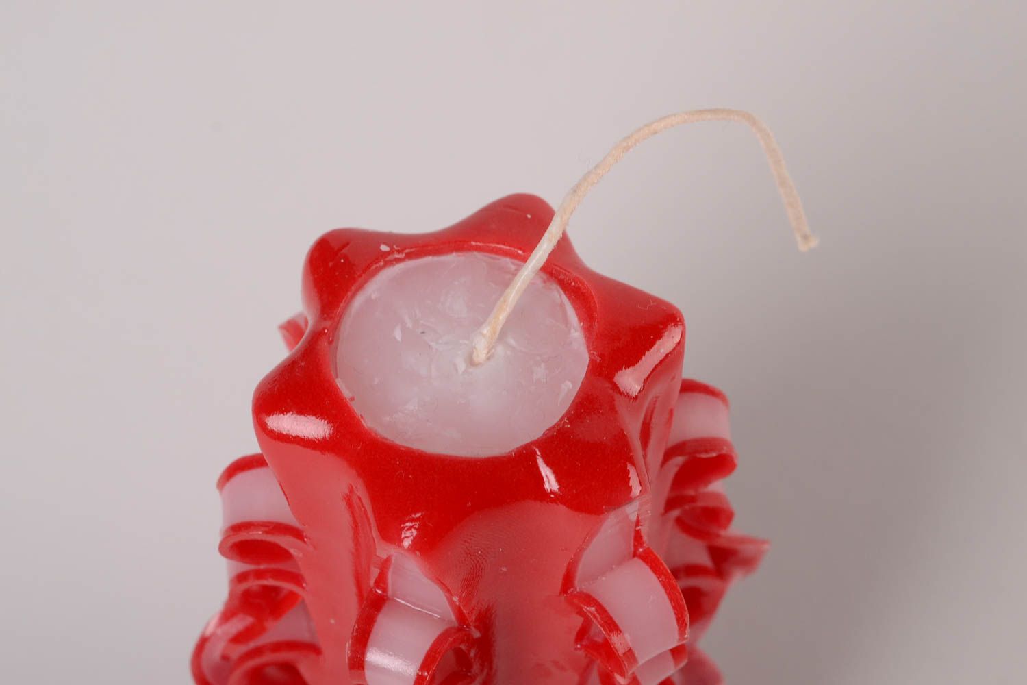 Красная свеча ручной работы необычный подарок парафиновая свеча вырезанная фото 3