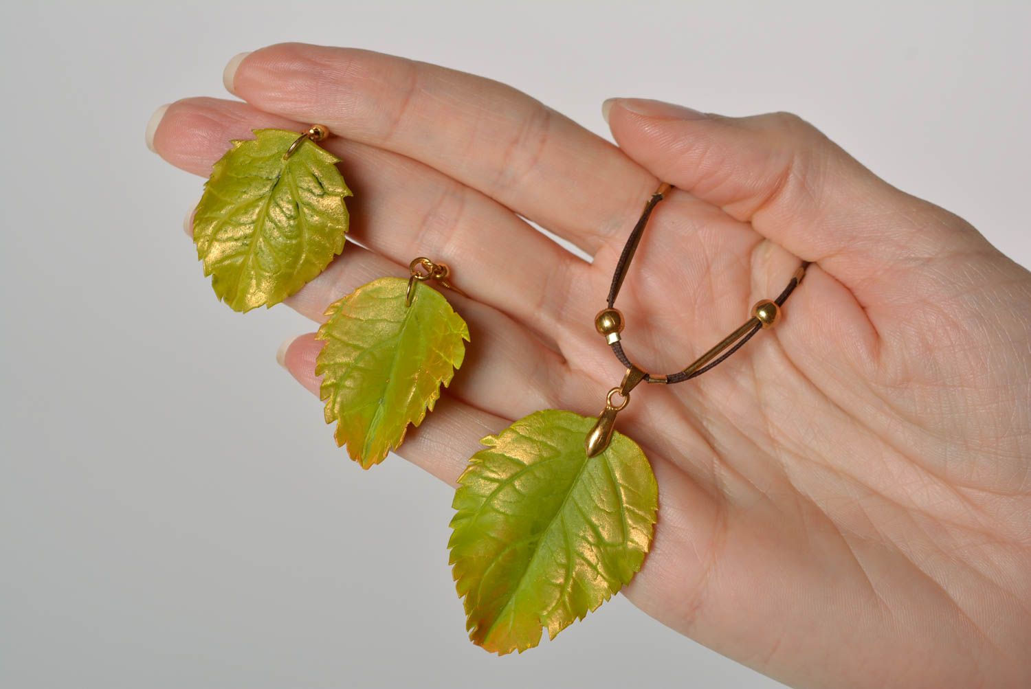 Handmade designer plastic jewelry set 2 items earrings and pendant Green Leaves photo 3