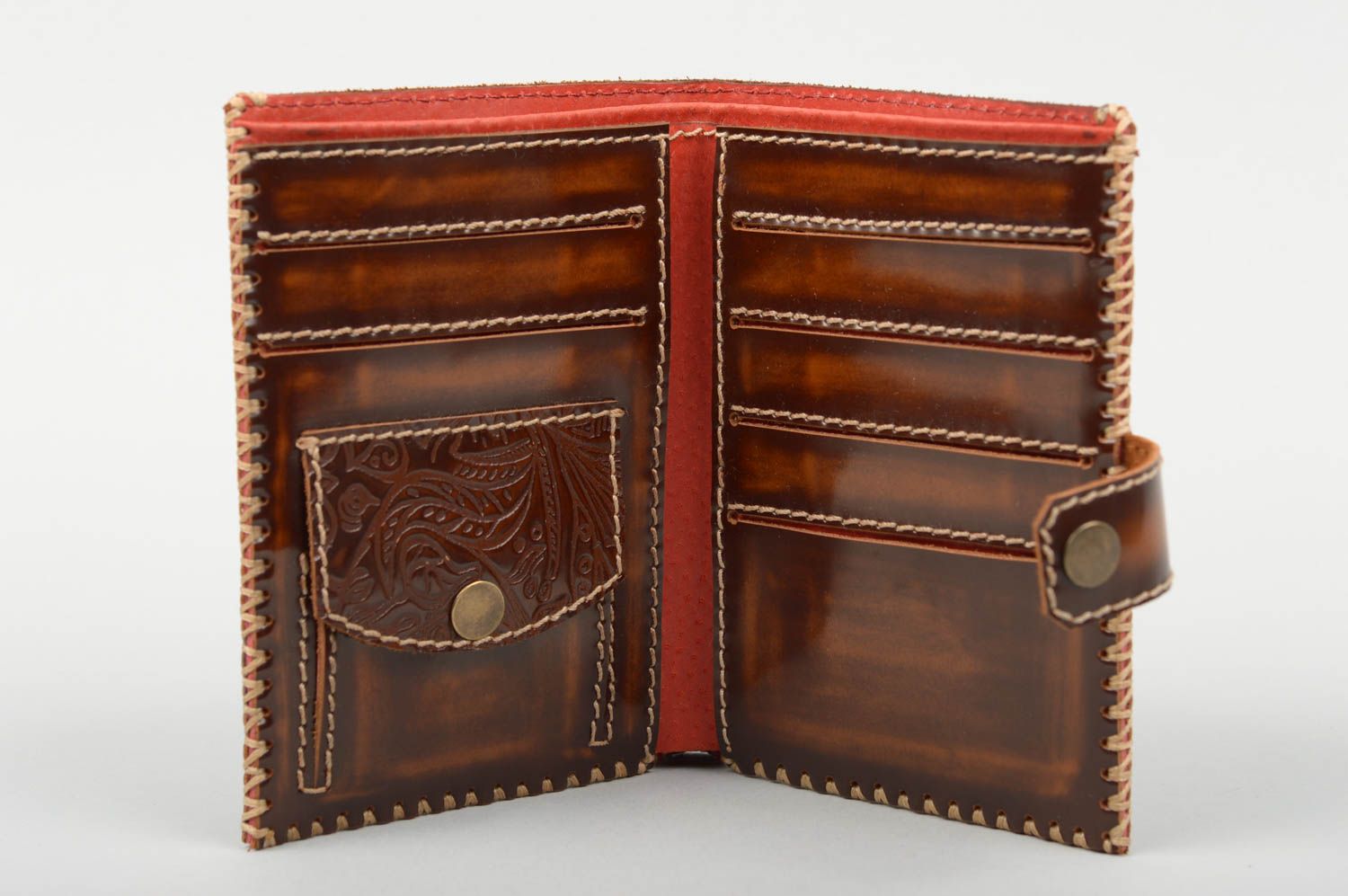 Schönes elegantes braunes handgemachtes Portemonnaie aus Leder mit Mustern foto 2