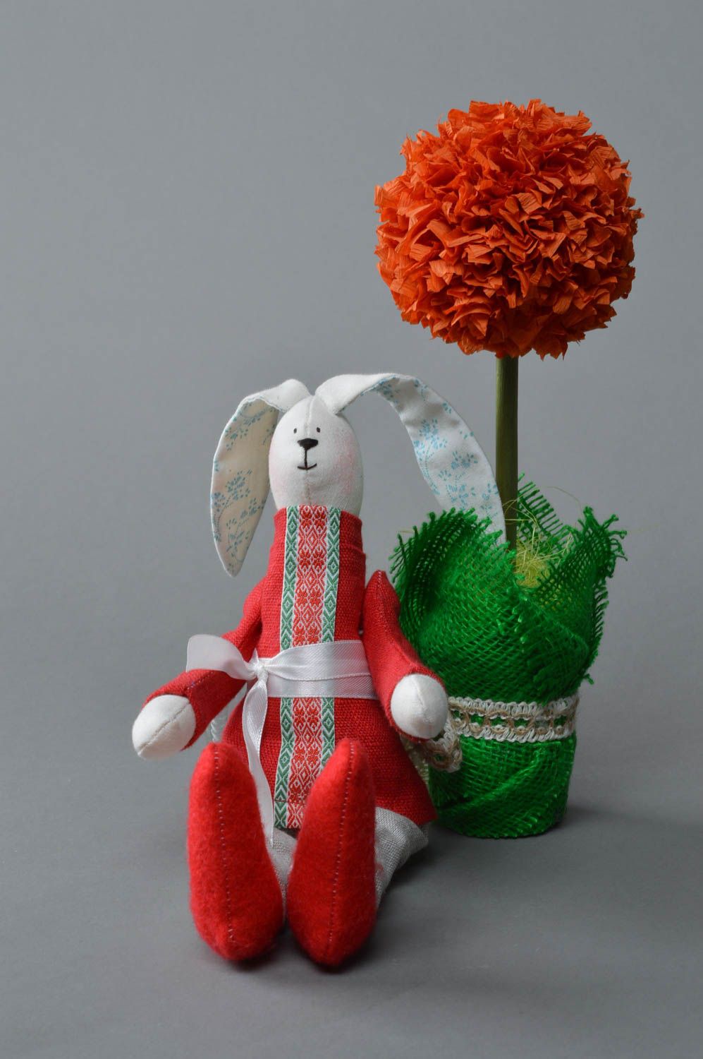 Тканевая игрушка ручной работы в виде зайца в костюме хлопковая для детей или декора дома фото 2