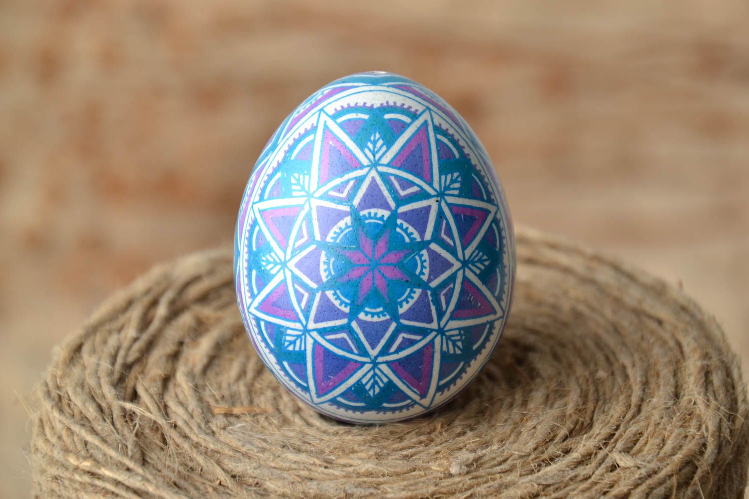 L'uovo decorativo fatto a mano pysanka dipinta a mano pasquale azzurra
 foto 1