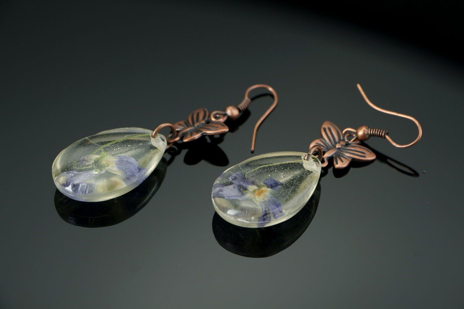 Handgemachte Ohrringe aus Epoxidharz mit Waldveilchen foto 3