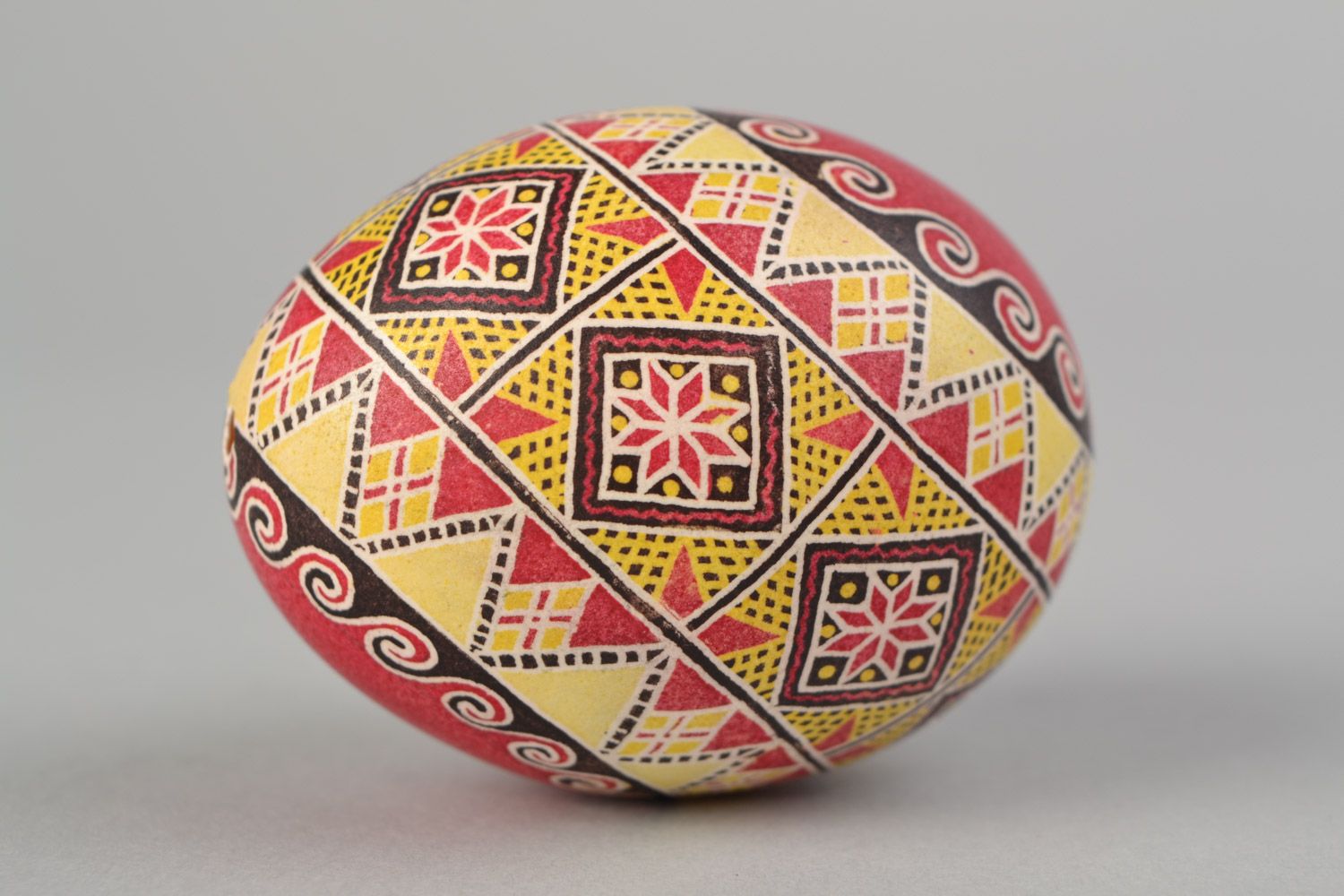 Huevo de Pascua pintado artesanal con ornamento vistoso de regalo foto 3