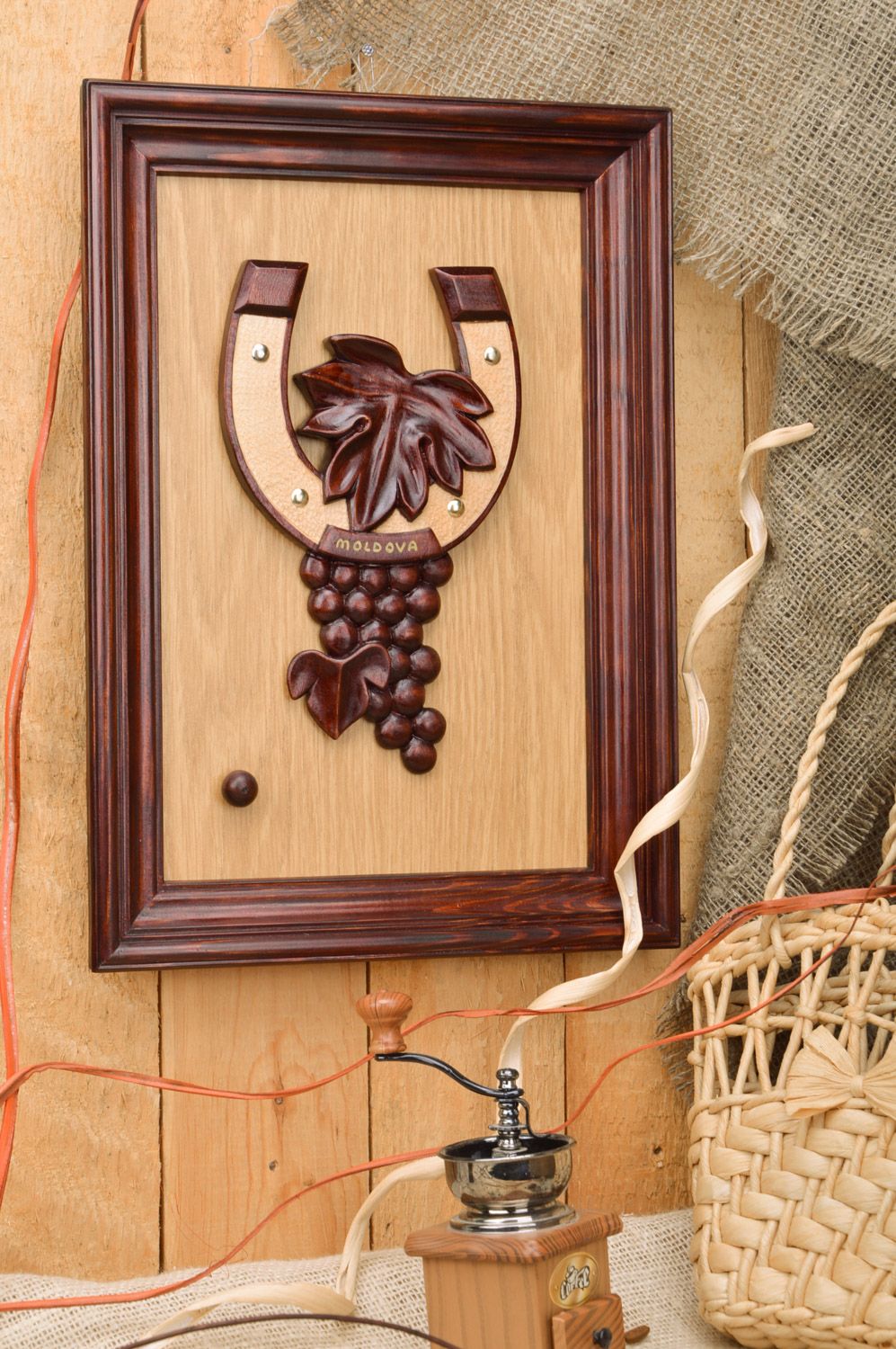 Cuadro de madera artesanal con racimo de uvas original marrón foto 1