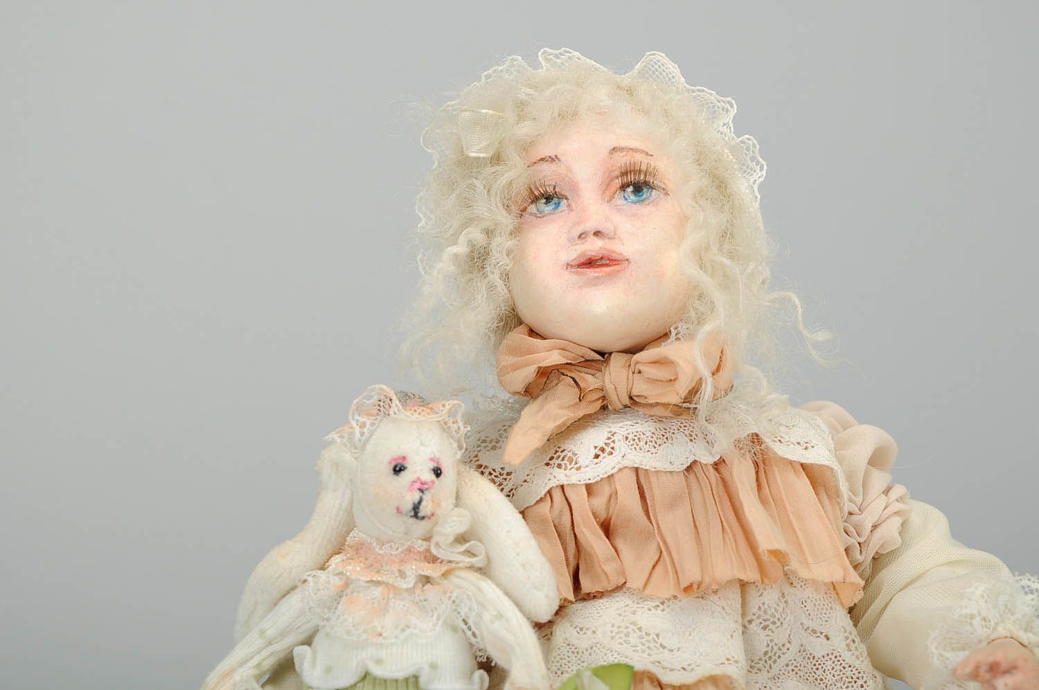 Авторская кукла под антиквариат Малышка с зайкой фото 3