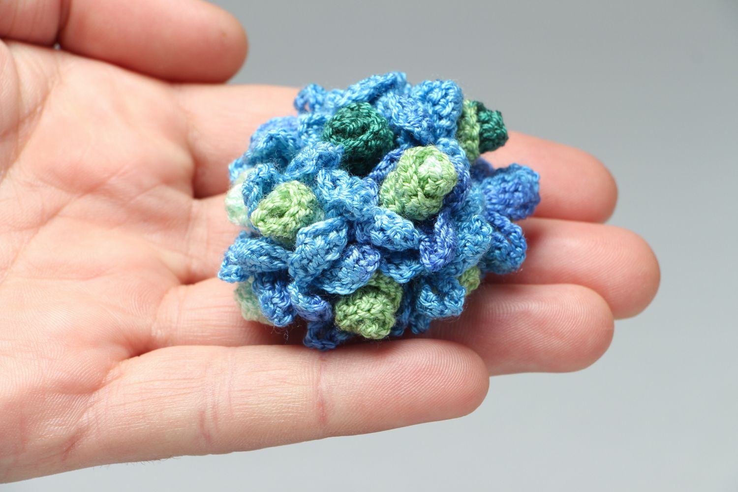 Broche tricotée en forme de fleur bleue photo 4