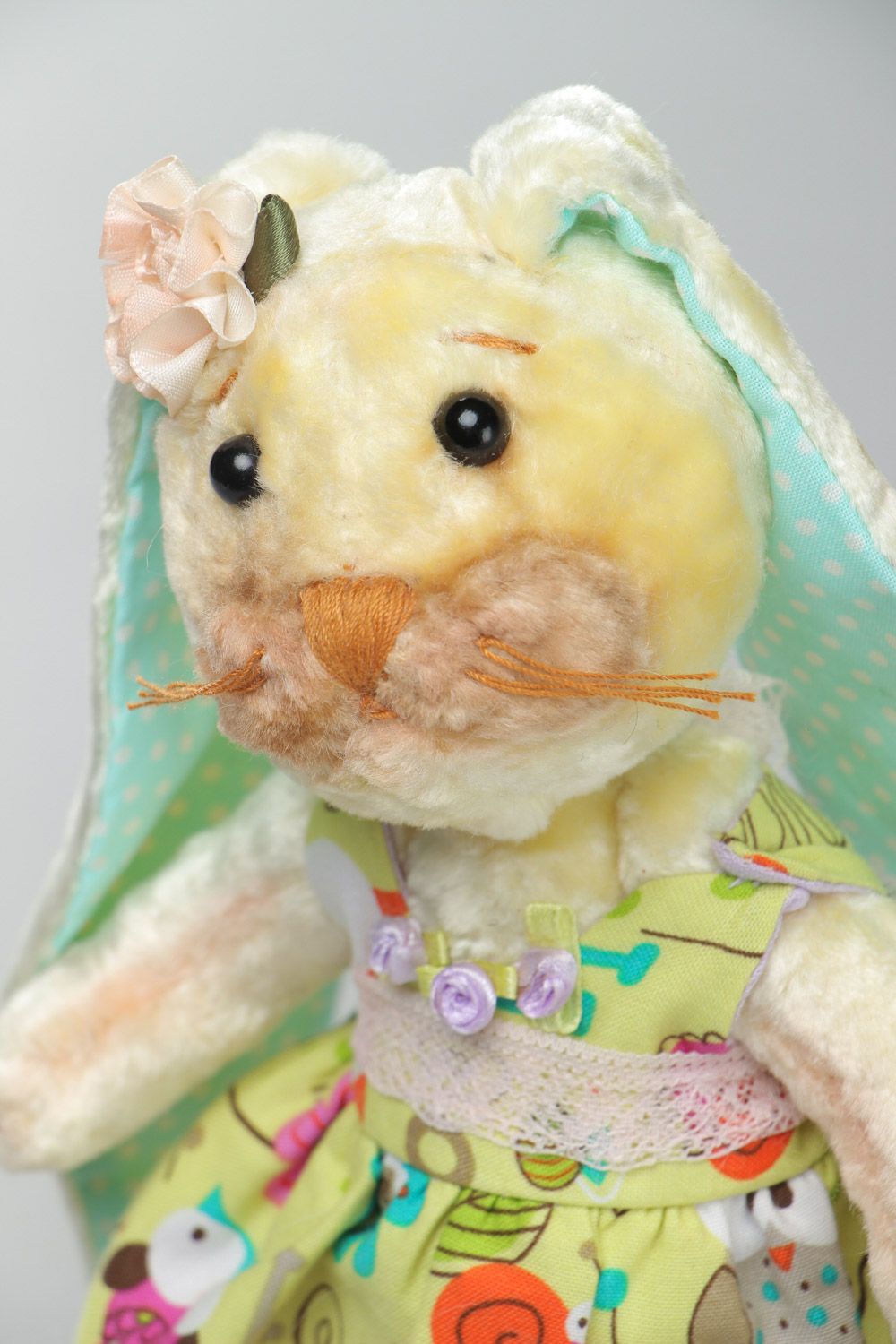 Juguete artesanal para niños conejita de peluche en vestido hermoso  foto 3