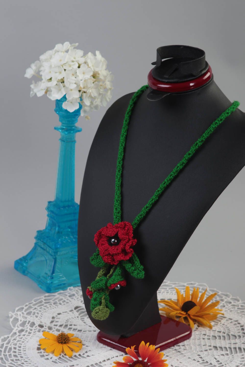 Pendentif design Bijoux fait main tricoté au crochet Accessoire femme avec fleur photo 1