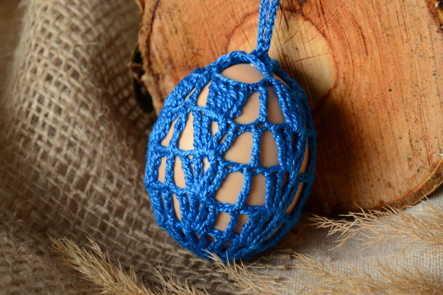 Пасхальное яйцо декоративное в ажурном синем чехле фото 1