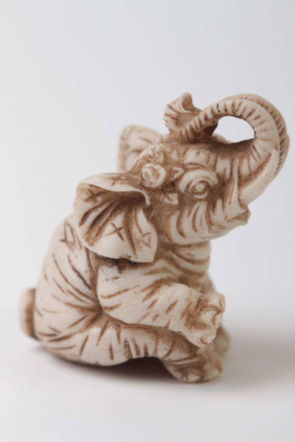 Маленькая фигурка нэцкэ сидящий слон для декора или подарка ручной работы фото 2