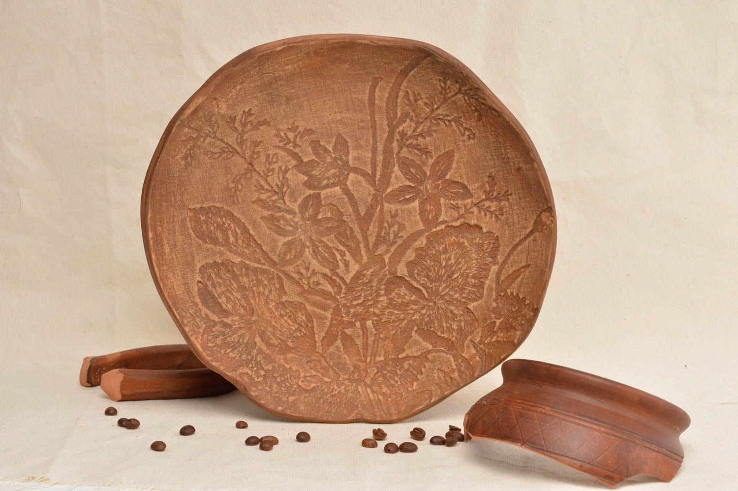Assiette en céramique brune jolie originale aux bords ondulés faite main photo 1