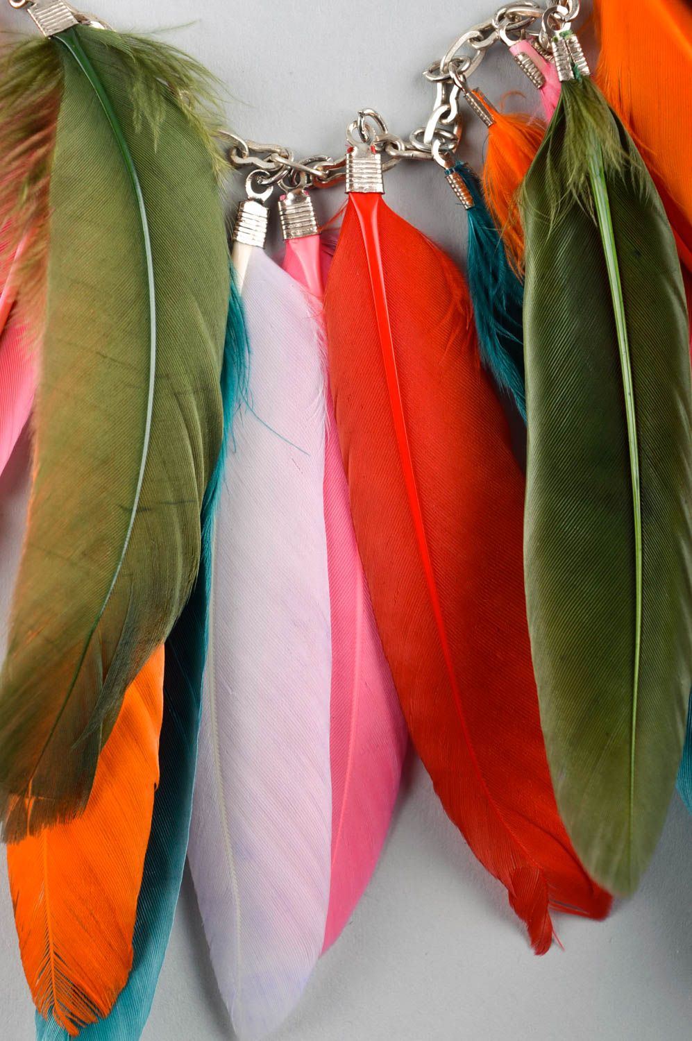 Колье из перьев украшение ручной работы модное украшение из разноцветных перьев фото 3