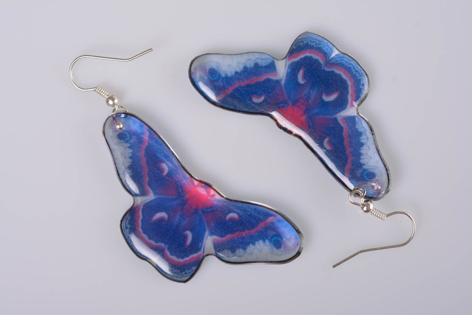 Серьги из эпоксидной смолы бабочки синие небольшие милые модные ручной работы фото 4