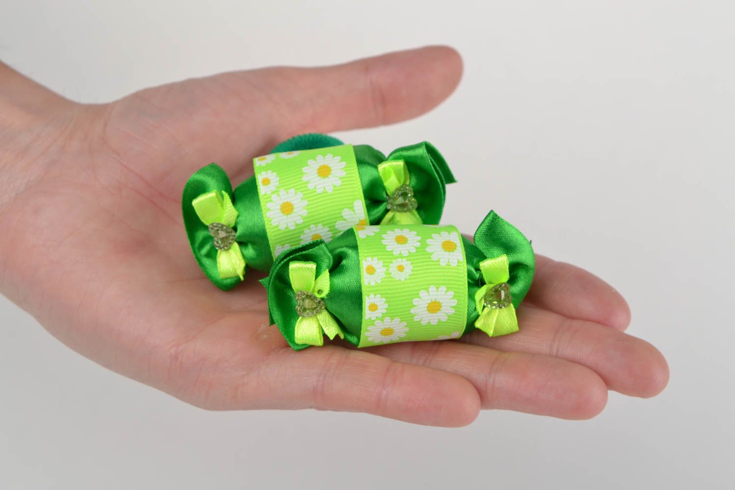Kinder Haargummis Set in Grün aus Bändern in Form von Bonbons handmade 2 Stück foto 2