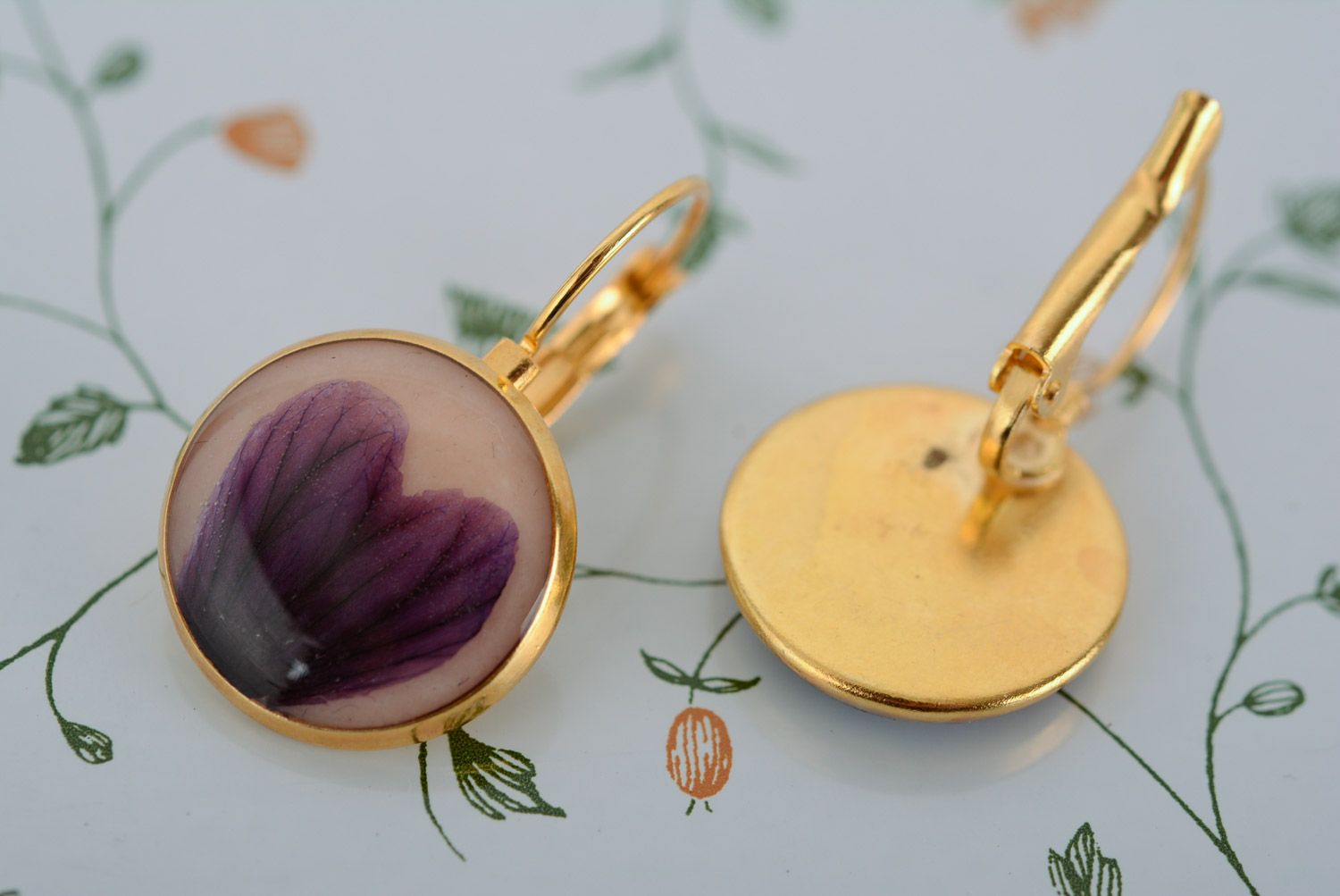 Handmade round dangle earrings violet dried flowers coated with epoxy resin photo 3