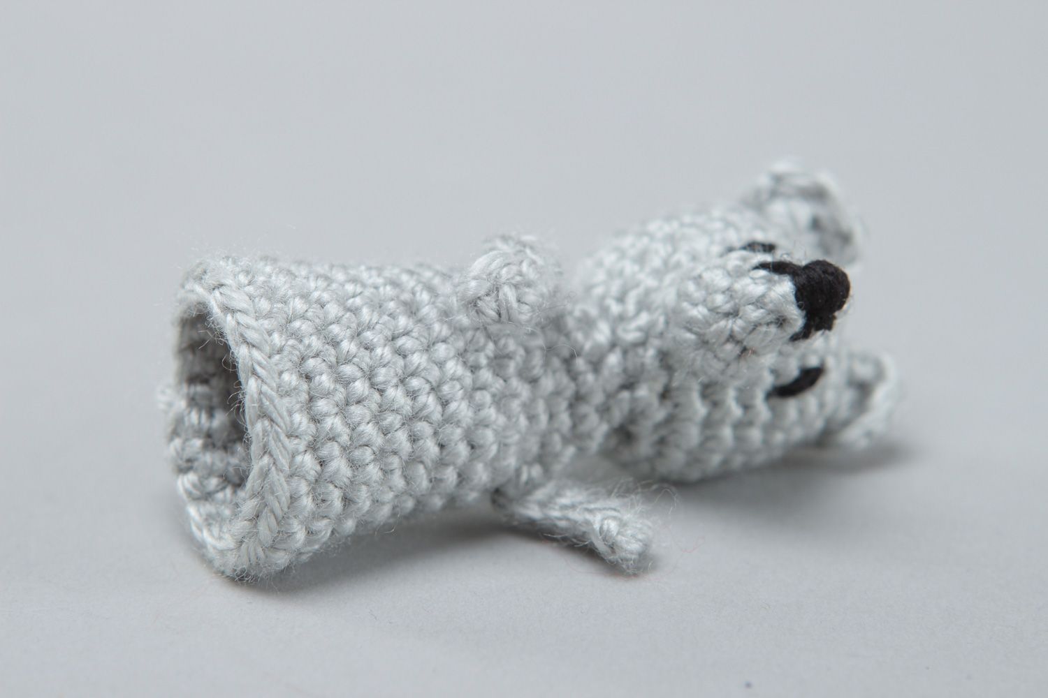 Пальчиковая игрушка мышка вязанная крючком серая ручной работы для детей  фото 3