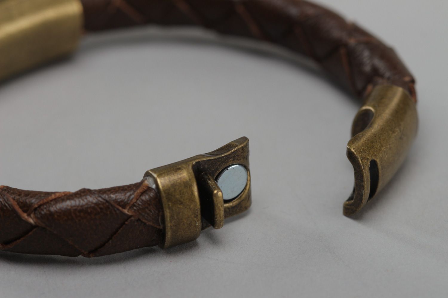 Bracelet en cuir naturel fait main original brun avec insertions en métal photo 4
