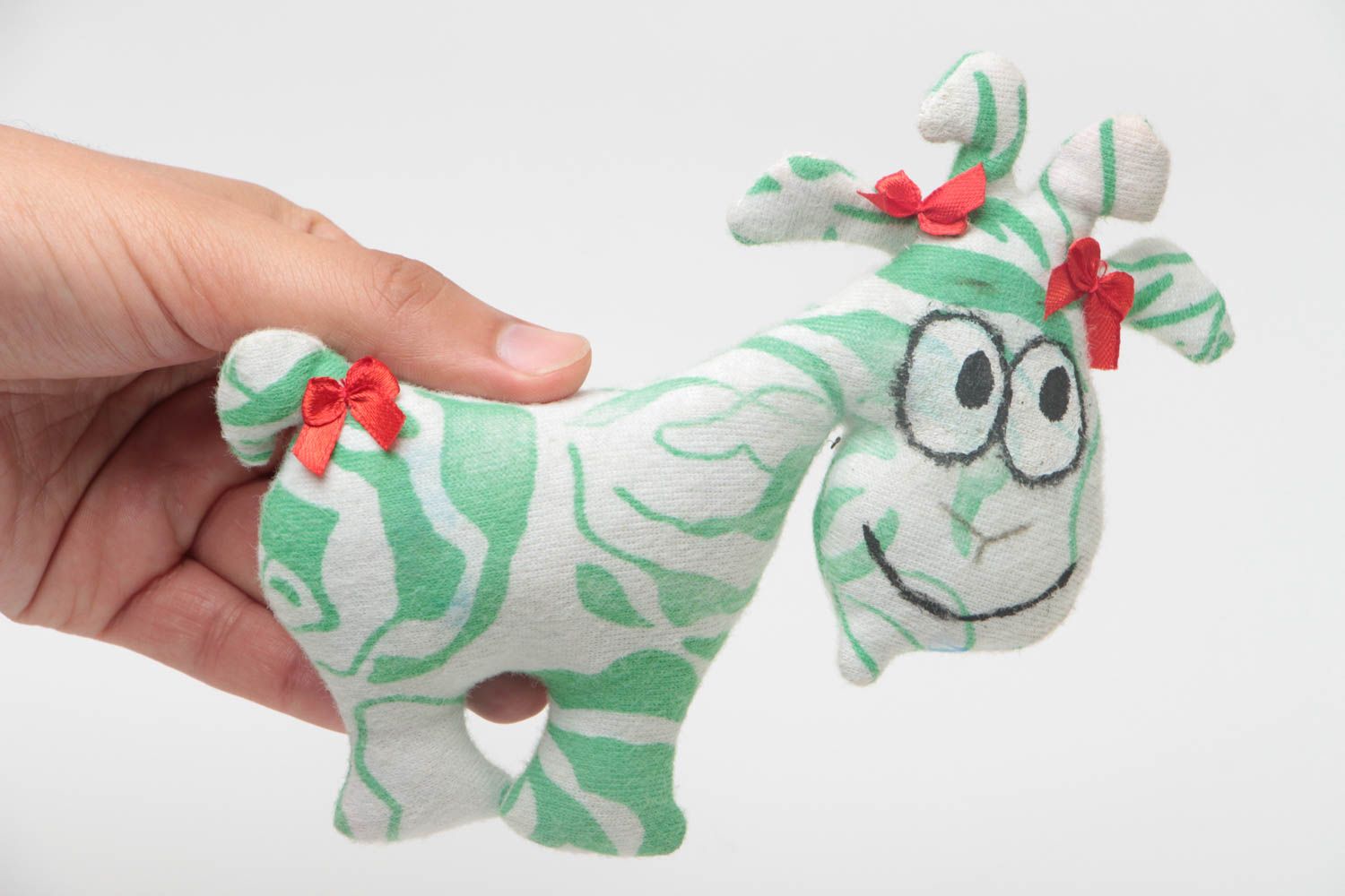 Doudou fait main en coton peint de couleurs acryliques chèvre vert-blanc photo 5