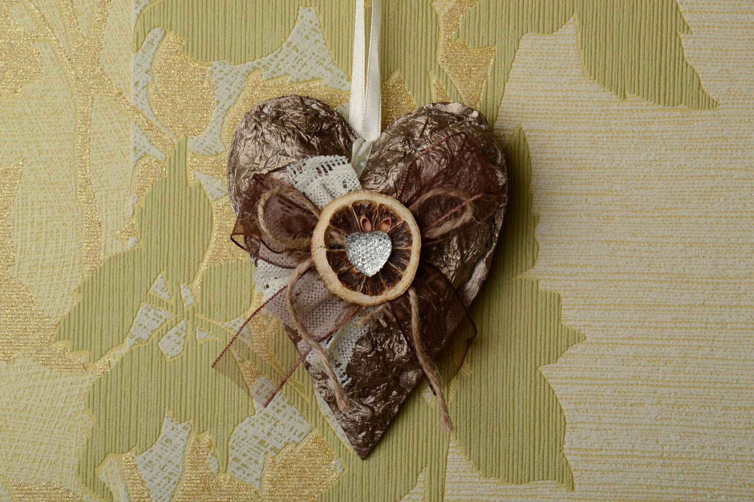 Colgante decorativo de cartulina artesanal original corazón con lazo foto 1