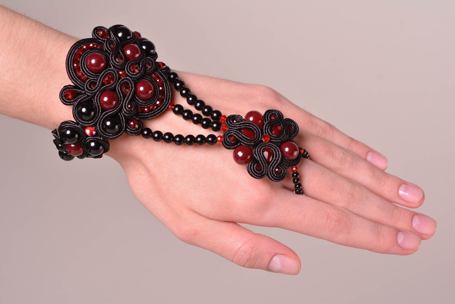 Bracelet textile Bijou fait main noir et rouge soutache Accessoire original photo 2
