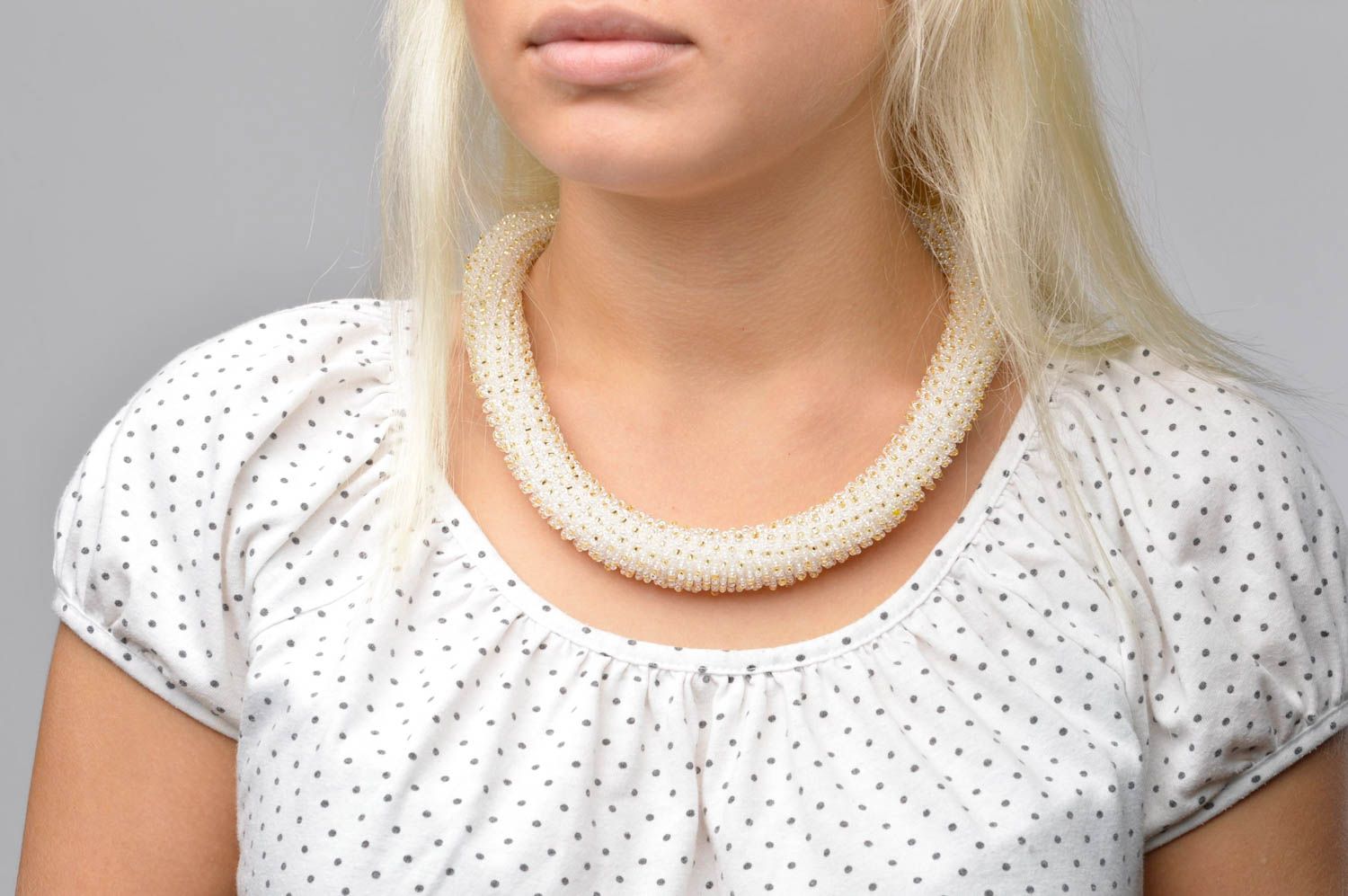 Collier spirale crochet Bijou fait main blanc Cadeau femme design festif photo 3