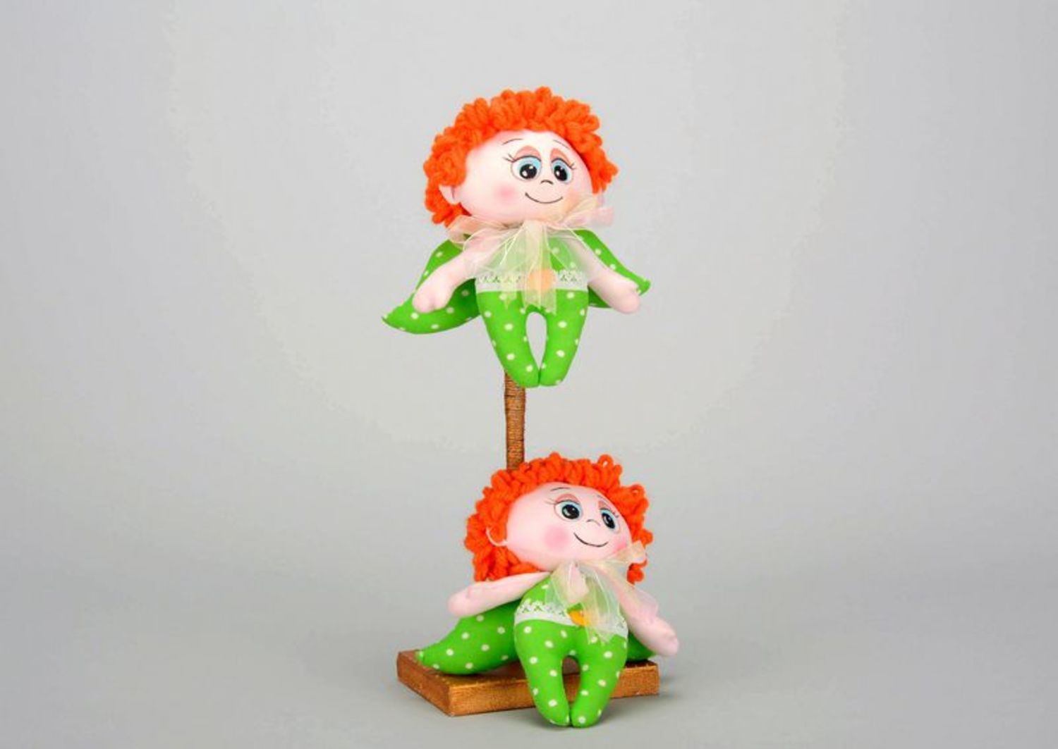 Bambola di peluche fatta a mano Angeli con cappelli rossi carini. Duetto  foto 5