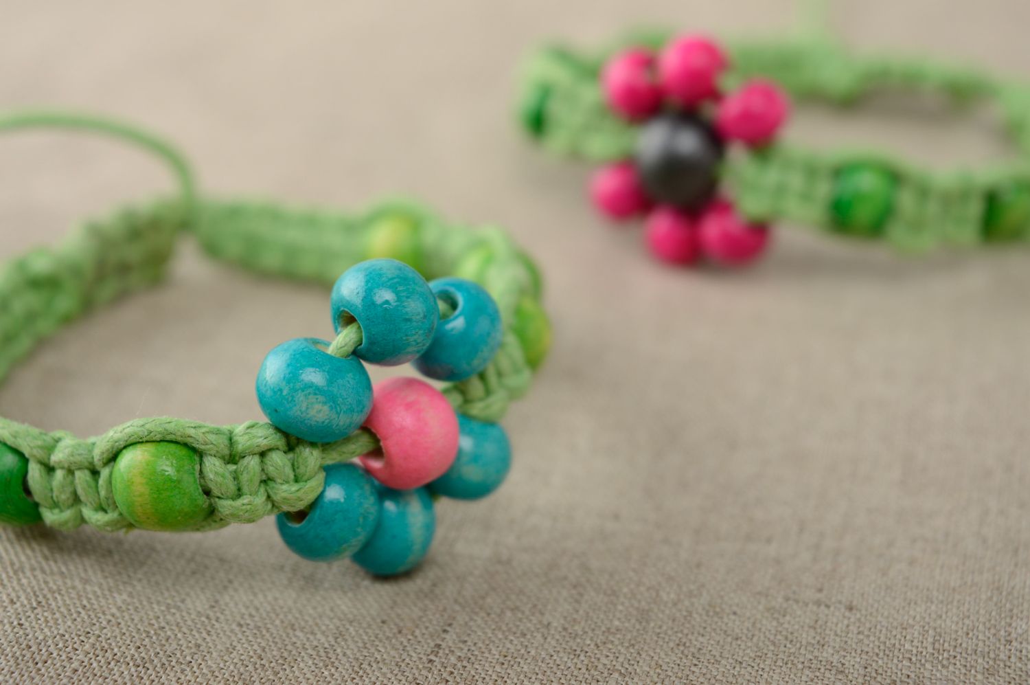 Bracelet en macramé tressé lacet ciré et perles multicolores en bois fait main photo 5