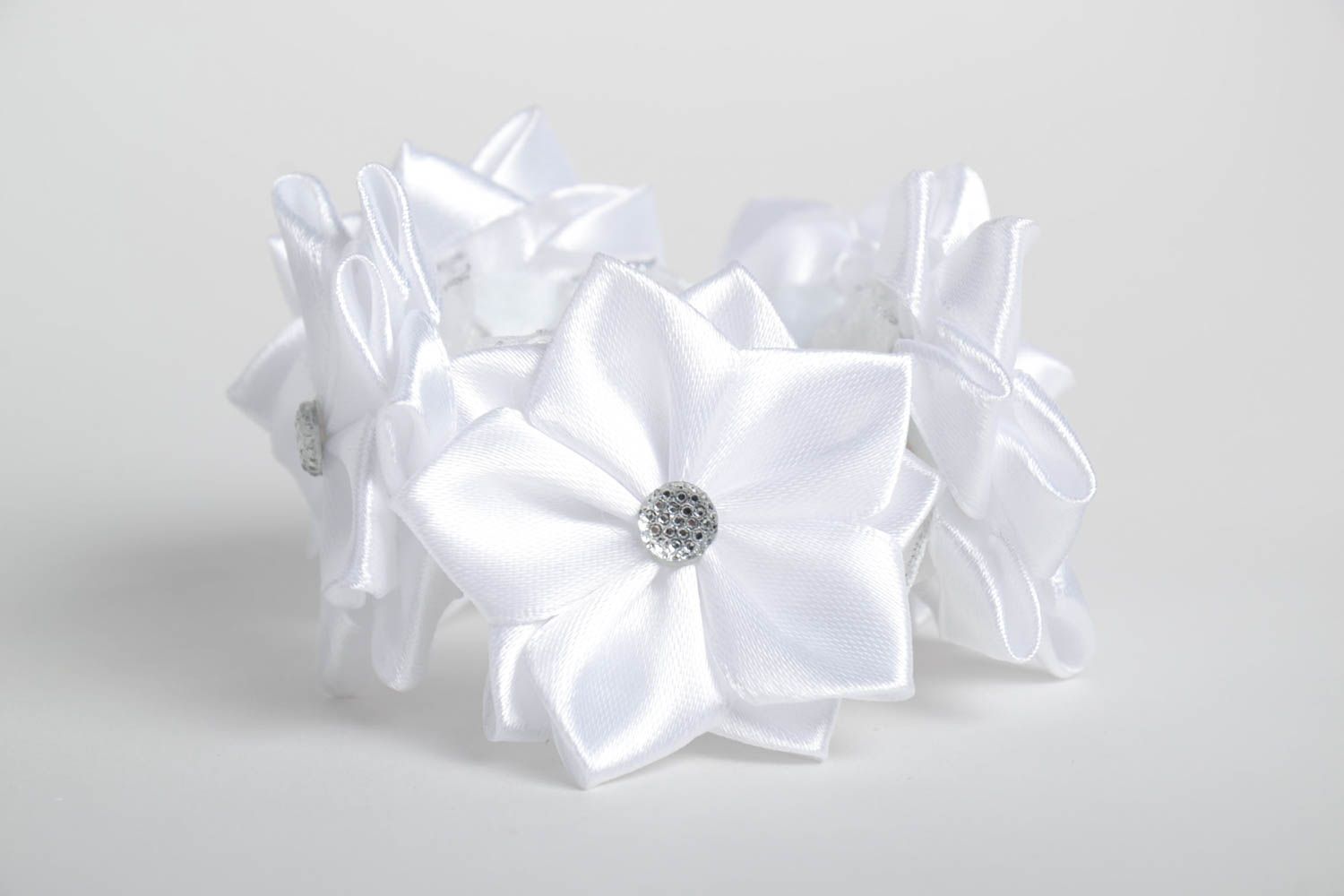 Elastico bianco con fiore per capelli fatto a mano elastico di nastro 
 foto 4