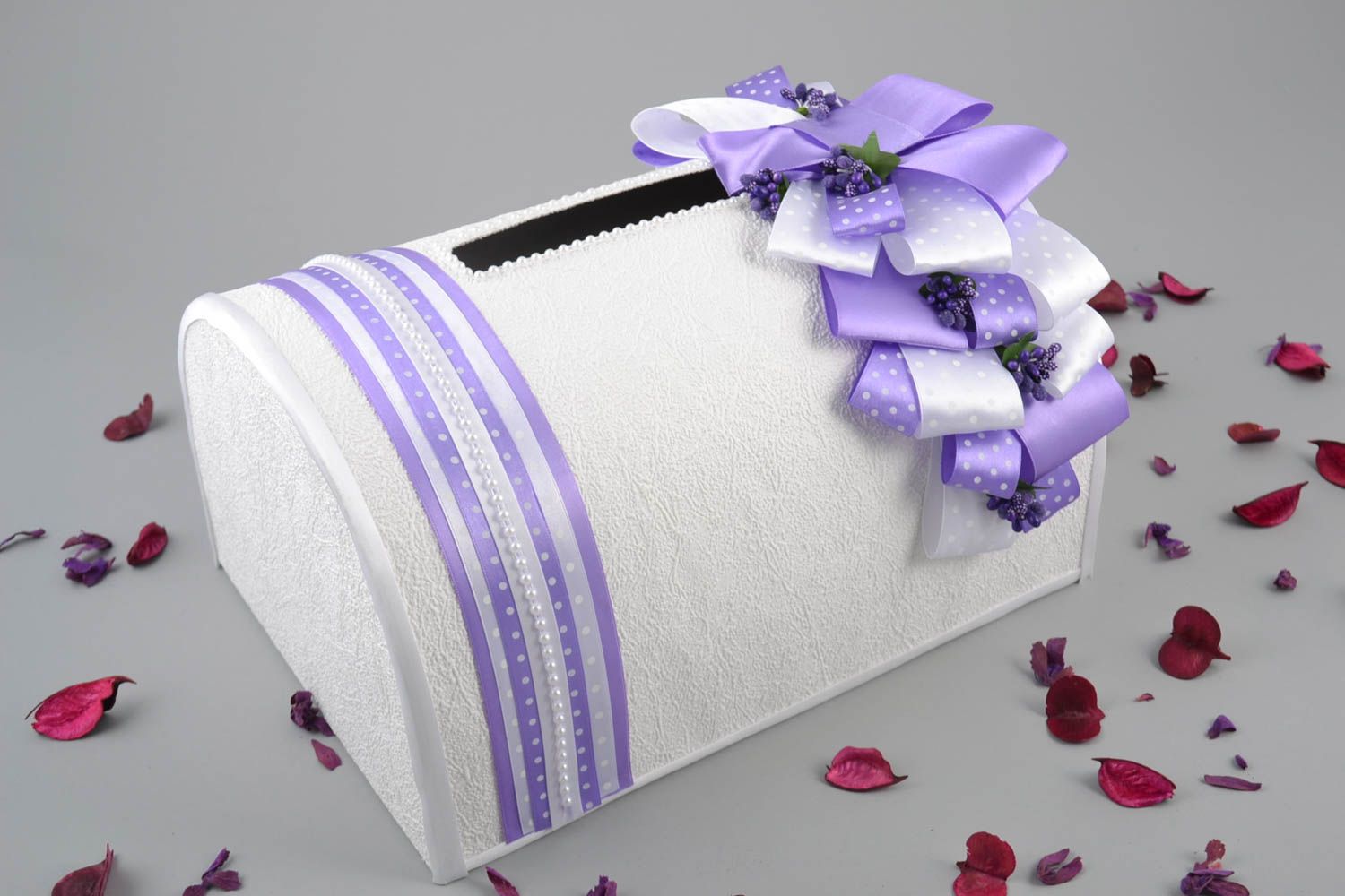 Schöne Schachtel für Geld mit Atlasbändern handmade weiß violett originell foto 1