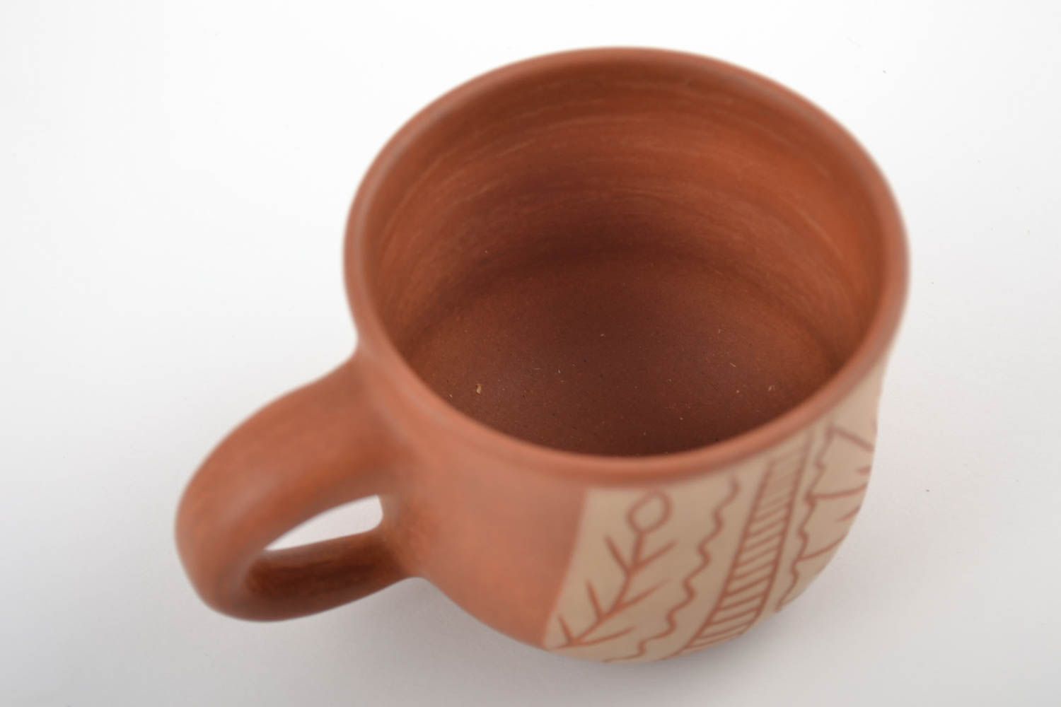 Чашка из глины ручной работы расписная коричневая объемом 300 мл красивая оригинальная фото 3