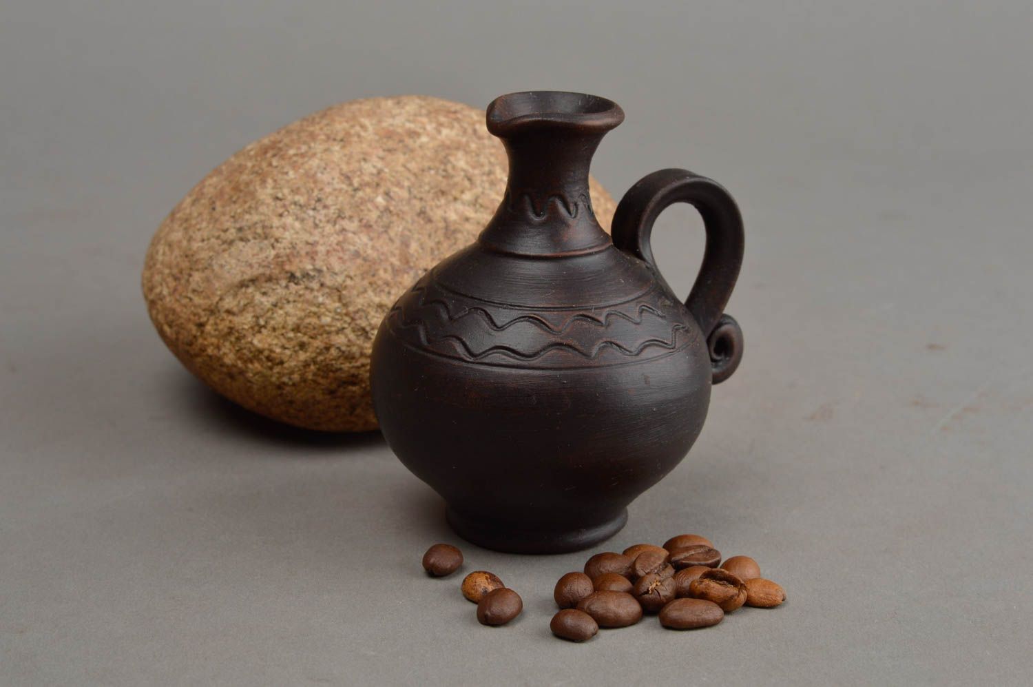 Vase décoratif fait main petit en céramique noir avec anse pour intérieur photo 1